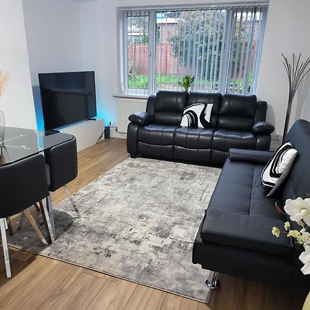 Spacious & Cosy Holiday Home In Манчестер Экстерьер фото